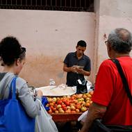 Od roku 2000 se mohla Kuba také spolehnout na dohodu o spolupráci, kterou místní vláda podepsala s tehdejším venezuelským prezidentem Hugem Chávezem. Ostrov tak mohl počítat se zásobami ropy výměnou za pracovní posilu kubánských lékařů a profesorů.

(Havana, 11. ledna.)