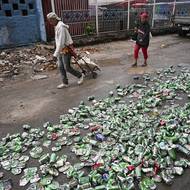 Navzdory obavám však Kubánci pokračují v každodenních povinnostech. Na výhrůžky a velké napětí ve vztahu se svým mocným sousedem si už za více než 60 let zvykli. „Vidíte, 60 let už se nějak protloukáme, musíme i nyní,“ říká Alfonso.

(Lidé procházejí kolem plechovek určených k recyklaci na ulici v Havaně, 12. ledna.)