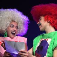 Luciana Tomášová jako Smeraldina a Marie Machová v roli Truffaldina.