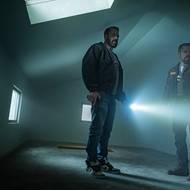 Ben Affleck jako detektiv J. D. Byrne a Matt Damon v roli Dana Dumarse.