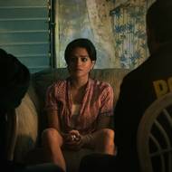 Sasha Calle jako Desi.