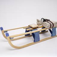 Beuysovy sáňky od skupiny Pode Bal z roku 2007 parafrázují známý objekt umělce Josepha Beuyse.