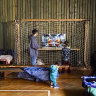 Děti i dospělí mají pro rozptýlení v místnosti i televizi.