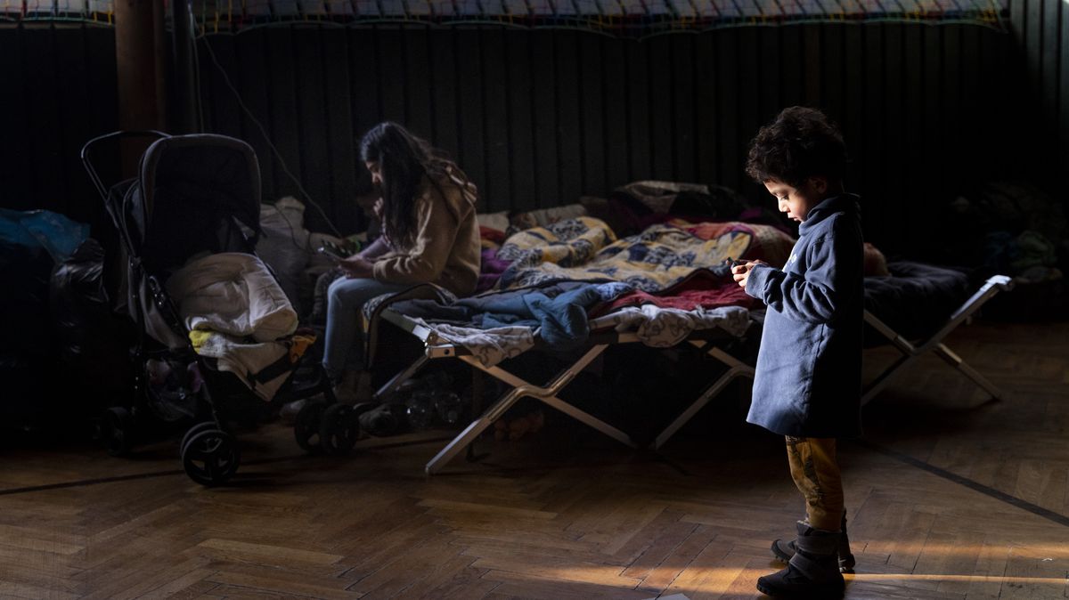 Přišli o všechno. Padesát lidí čeká na spásu v tělocvičně, čas mají jen pár dní