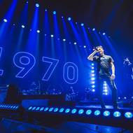 V době, kdy už Patrik Hezucký nemohl ze zdravotních důvodů pracovat, hostoval v ranní show Evropy 2 například Michal Malátný. Se skladbou Smůla od skupiny Chinaski vystoupil i na pondělním koncertu. „Je důležité v těžkých chvílích držet při sobě,“ vyzval.