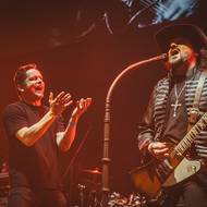 Chvilku před devátou večerní program vyvrcholil. Hezuckého památku uctila skupina Lucie písněmi Šrouby do hlavy nebo Chci zas v tobě spát.