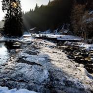 Dlouhotrvající mrazy vytvořily ledovou krustu na hladině. Snímek je u jezu na řece Vydře poblíž Čenkovy pily.