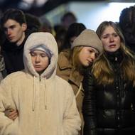 „Šok je tu stále velmi silný,“ řekl britské stanici BBC v pátek šéf švýcarského lyžařského střediska Crans-Montana pro cestovní ruch Bruno Huggler. Lidé večer a v noci chodili k improvizovanému památníku, který vznikl k uctění desítek obětí novoročního požáru v zaplněném baru Le Constellation.