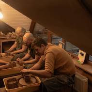 Psychologové, kteří se zdravotníky v táboře pracují, říkají, že čelí obtížné výzvě. Jejich svěřenci se brzy vrátí na frontu, což činí hloubkovou terapii riskantní. „Abychom se mohli ponořit do traumatu, potřebujeme čas na stabilizaci lidí,“ řekl agentuře AFP Andrij Anplejev. (Lekce keramiky, 24. října.)