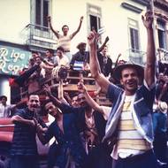 Brzy ale začal Castro na ostrově budovat takzvaný karibský socialismus. Kromě reforem došlo i na zestátnění zahraničních společností, včetně řady amerických. V roce 1961 pak byly přerušeny diplomatické styky obou zemí.
(Lidé v ulicích slaví vítězství Fidela Castra, 1959.)