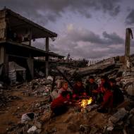 Izraelské úřady nadále blokují dovoz řady položek, například strojů, vybavení či náhradních dílů potřebných k opravě poškozené infrastruktury.

(Gaza, 14. ledna.)