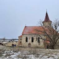 Tam je ovšem vstup zakázaný, protože jde o chráněnou přírodní oblast, kde hnízdí ptáci. Část lidí přesto na ostrov vchází.