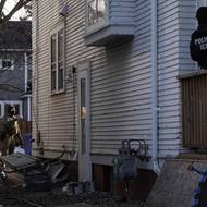 Payne dále uvedl, že federální agenti křičí na obyvatele vulgární výrazy a opakovaně tasí a zasouvají zbraně. „Je to jako žít ve válečné zóně,“ řekl. 