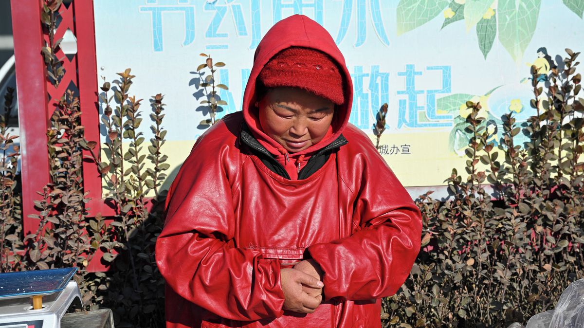 Nesmí topit uhlím, tak mrznou. Peking ale oslavuje čistší ovzduší