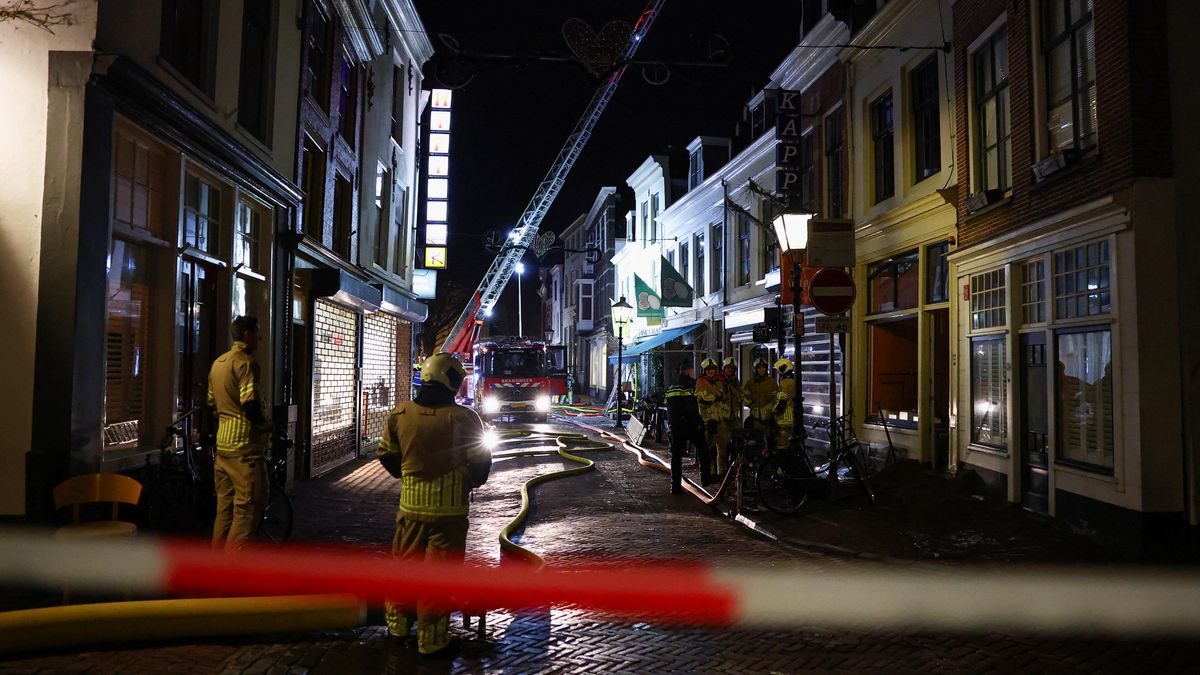 V Utrechtu vypukl požár budovy po dvou explozích, zraněni jsou čtyři lidé