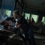 Na snímku jsou zleva Scott Adkins jako Del Byrne, Ben Affleck coby J. D. Byrne, Catalina Sandino Moreno v roli Loly Salazar, Teyana Taylor jako Numa Baptiste a Daisuke Tsuji coby Logan Casiano.