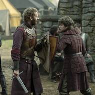 Na fotografii ze seriálu Rytíř Sedmi království, který lze nově vidět na HBO Max, jsou dward Ashley jako Ser Steffon Fossoway a Shaun Thomas v roli Raymuna Fossowaye.