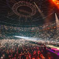 Vyprodaná O2 arena přivítala také jednasedmdesátiletého Michaela Kocába. Známý skladatel a klavírista uvedl skladbu Sebastián.