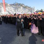 Středisko je postavené v blízkosti termálního pramene a je největším lázeňským zařízením v Severní Koreji.