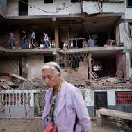 Americká armáda provedla údery na Caracas a okolí v sobotu 3. ledna brzy ráno místního času. Tento snímek vznikl v neděli v pobřežním městě Catia La Mar nedaleko Caracasu, kde americký úder zasáhl třípodlažní budovu. Nejméně jeden člověk tam zemřel.