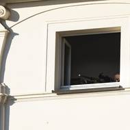 Odstřelovač hlídal budovy kolem úřadu vlády v Bratislavě. Slovensko má smutnou zkušenost s politickým násilím. Premiér Fico předloni přežil pokus o atentát.