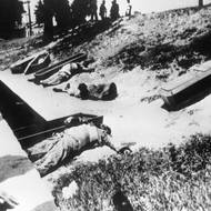 Dne 26. července 1953 vedl Fidel Castro útok na kasárna Moncada v Santiagu de Cuba. Akce byla špatně připravená a skončila neúspěchem. Mnoho povstalců bylo zabito nebo zatčeno. Přesto se tento útok stal symbolem začátku revoluce. (Na snímku těla Castrových partyzánů před kasárnou Moncada, 1953.)