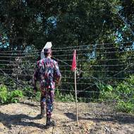 Podle Mezinárodní kampaně za zákaz pozemních min, která podrobně popisuje „masivní“ a rostoucí používání těchto zbraní, je Myanmar v tomto směru nejnebezpečnější zemí na světě. V roce 2024 tam bylo zaznamenáno přes 2 tisíce obětí, dvojnásobek oproti předchozímu roku. (Příslušník bangladéšské pohraniční stráže při kontrole zóny označené červenou vlajkou, oblast je zanesena pozemními minami, 19. prosince.)