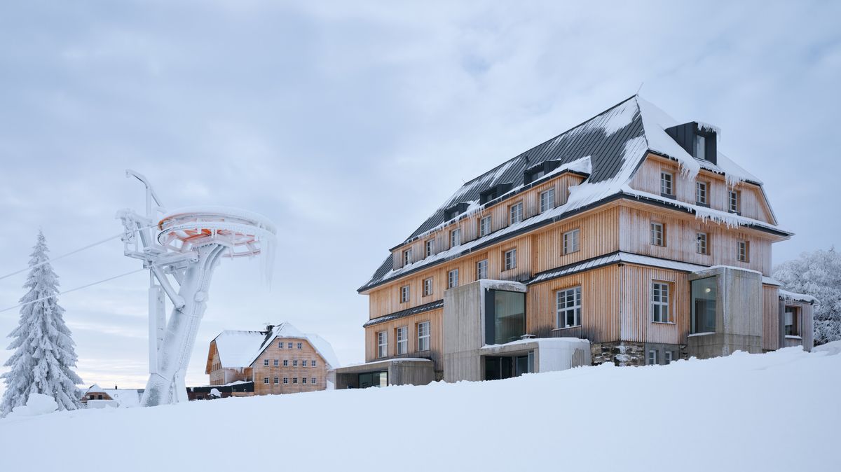 Stoletý hotel na Pomezních Boudách přestavěli na apartmány, kino a kavárnu