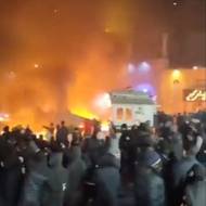 Zprávy, videa a fotografie ze země přichází jen omezeně, protože v celém Íránu jsou rozsáhlé výpadky internetu. (Výstřižek z videa zachycujícího demonstrace v Teheránu, pravděpodobně 8. ledna.)