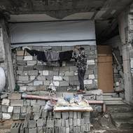 V noci z pondělí na úterý se kvůli silnému větru na stan u pobřeží zřítila osm metrů vysoká zeď, která zabila nejméně čtyři lidi. Neštěstí si vyžádalo rovněž nejméně pět zraněných. (Burej, Pásmo Gazy, 13. ledna.)