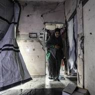 Podle agentury WAFA zemřela také 33letá žena, na kterou se kvůli počasí sesunula zeď již poškozená předchozím izraelským ostřelováním. (Burej, Pásmo Gazy, 13. ledna.)