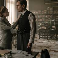 Na fotografii z filmu Norimberk, který tento čtvrtek začínají promítat česká kina, jsou Wrenn Schmidt v roli Elsie a Michael Shannon jako Robert H. Jackson.