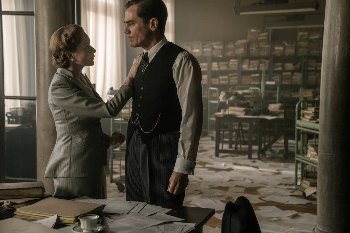 Na fotografii z filmu Norimberk, který tento čtvrtek začínají promítat česká kina, jsou Wrenn Schmidt v roli Elsie a Michael Shannon jako Robert H. Jackson.