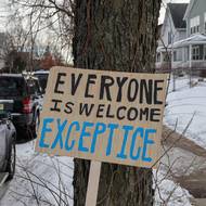 Americká vláda se v reakci na protesty rozhodla do Minesoty vyslat přibližně 2000 dalších federálních agentů, mají pomoci s ochranou agentů ICE a pohraniční stráže, kteří už v Minnesotě působí.
(Minneapolis, 11. ledna.)