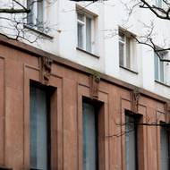 Také přístavba má plastické členění. 