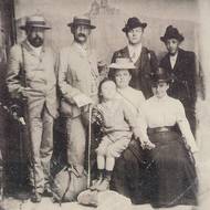 Jan Nepomuk hrabě Harrach (vlevo) jako turista na ojedinělém ateliérovém snímku.