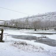 Společně s dalšími místními ženami v rámci předvánočních oslav zpívala před muzeem tradiční koledy, doprovázel je při tom harmonikář. Při jedné z veselejších písní se dvě místní babičky objaly a začaly tančit.
(Most ve vesnici Rogojeni, 4. ledna.)