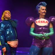 Nataša Gáčová jako Brighella a Simona Hába Zmrzlá v roli Beatrice.