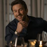 Brandon Sklenar jako Andrew.