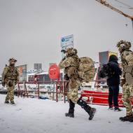 Předseda grónské vlády Jens-Frederik Nielsen už dříve v rozhovoru pro místní média uvedl, že obyvatelé ostrova by se měli připravit na častější vojenskou přítomnost ve městech.