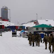 Na ostrově kromě dánských vojáků působí také vojáci z dalších osmi evropských zemí.