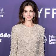 Italský módní návrhář Valentino Garavani se proslavil luxusními róbami s důmyslnými detaily zvýrazňujícími siluetu. Oblékal i Anne Hathaway.