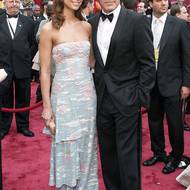 George Clooney a Sarah Larson v róbě Valentino na červeném koberci 80. ročníku udílení Oscarů.