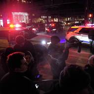 Maduro byl nejprve převezen do sídla americké Agentury pro potírání narkotik (DEA), kde byl zaevidován. Na snímku hlídky newyorské policie před newyorským sídlem DEA.