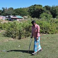 O rok později chodí s protézou a berlí, ale vrátit se ke své práci na kaučukové plantáži nemůže. Denně potřebuje 2,50 dolaru na léky, jeho dva mladí synové tedy převzali jeho dřívější nebezpečnou práci a po škole sbírají dřevo na otop.