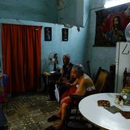  „Nechci znít pesimisticky, jsem ale realista – rok 2026 bude těžký, hodně těžký,“ dodal Alfonso.
(Kubánci na snímku sledují v televizi zasedání parlamentu, kde se mluví o tom, že ekonomika země v roce 2026 vzroste o jedno procento. To bylo ještě před americkým zásahem ve Venezuele.)