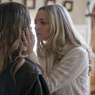 Sydney Sweeney jako Millie a Amanda Seyfried v roli Niny.