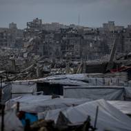 Je to již třetí zima od začátku války mezi Izraelem a Hamásem, která vypukla 7. října 2023 poté, co teroristé z palestinského hnutí a jeho spojenci při útoku na jihu Izraele zabili na 1200 lidí, většinou civilistů, a 251 osob unesli.

(Gaza, 14. ledna.)