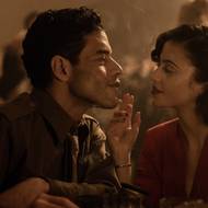 Rami Malek jako Douglas Kelley a Lydia Peckham coby Lila.