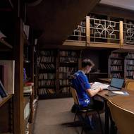 Knihovna v historické podobě stále slouží i dnešním studentům. 